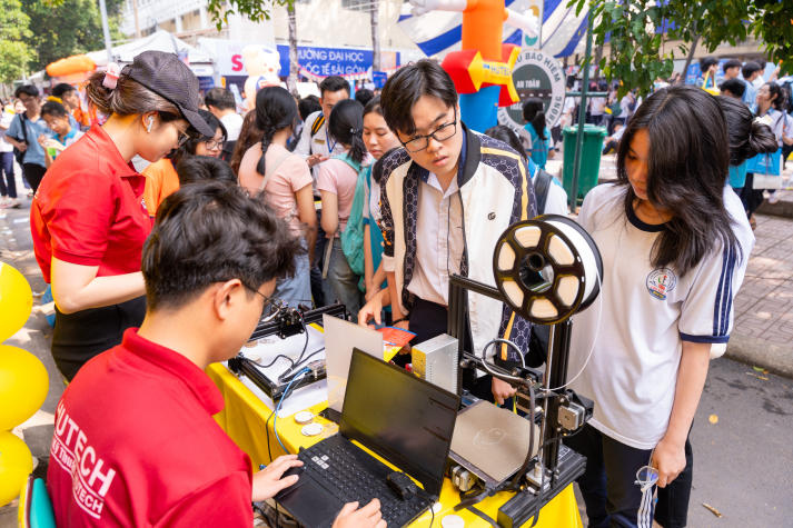 Tư vấn mùa thi năm 2025 tại Đồng Nai: HUTECH giải đáp “tất tần tật” thắc mắc ngành nghề, học phí, học bổng cho teen 2k7 80