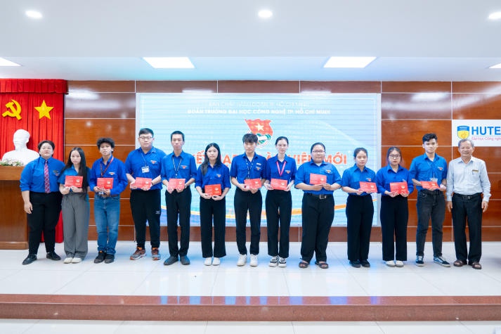 Lễ kết nạp Đoàn Thanh niên Cộng sản Hồ Chí Minh và trao giải các hội thi tại Hội Xuân HUTECH 2024 67
