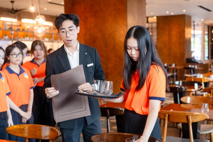 Tham quan Renaissance Riverside Hotel Saigon, sinh viên Quản trị khách sạn VKIT tìm hiểu cơ hội nghề nghiệp “5 sao” 55