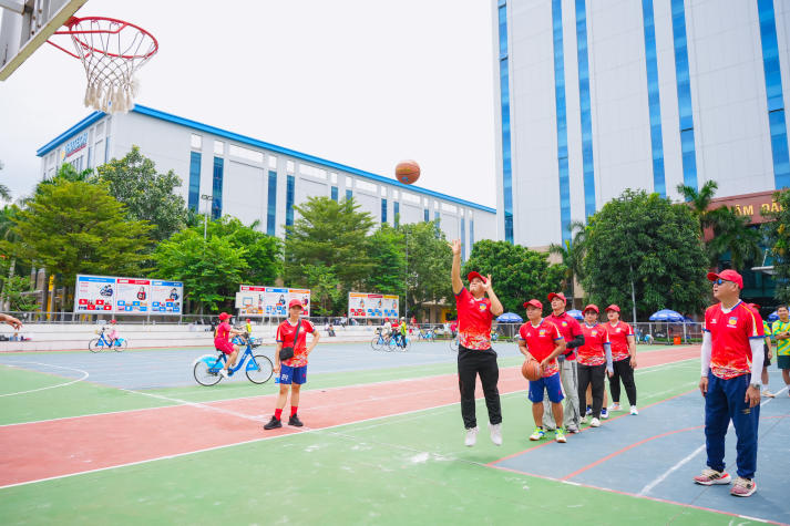 [Video] Sôi động, gắn kết và bùng nổ tại Hội thao Cán bộ - Giảng viên - Nhân viên HUTECH 2025 264