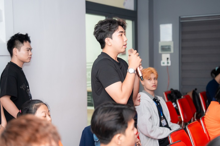 Sinh viên Quan hệ công chúng tiếp cận câu chuyện nghề từ ekip sản xuất “Tử chiến trên không” 48