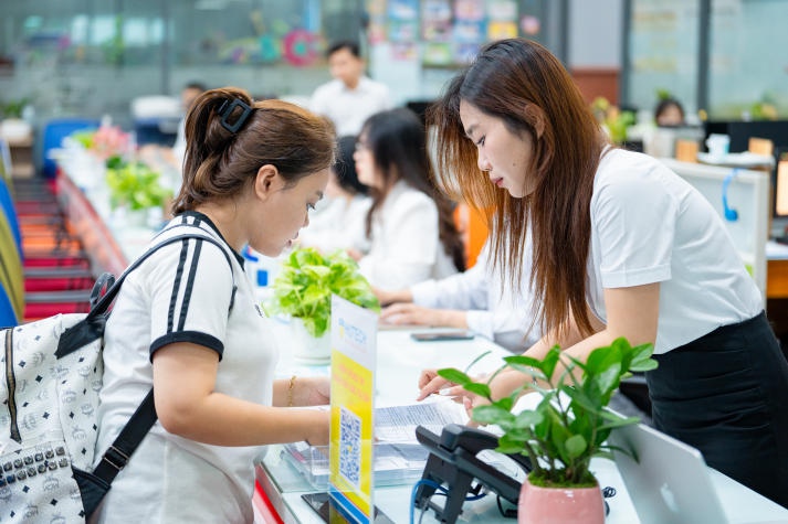 Tân sinh viên vượt ngàn cây số đến HUTECH nhập học 57