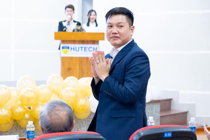 Tân binh Khoa Trung Quốc học HUTECH sẵn sàng bước vào năm học mới 15