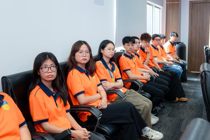 Bước vào “hậu trường” ngân hàng: Sinh viên Khoa Tài chính - Thương mại học nghề tại VRB 58