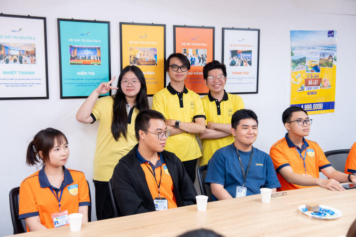 Sinh viên Khoa Tiếng Anh tiếp cận mô hình đào tạo chuẩn quốc tế tại IELTS Mentor 78