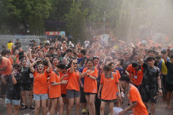 Trại sinh chinh phục chuỗi thử thách liên hoàn tại Hội trại Amazing HUTECH 2023 79