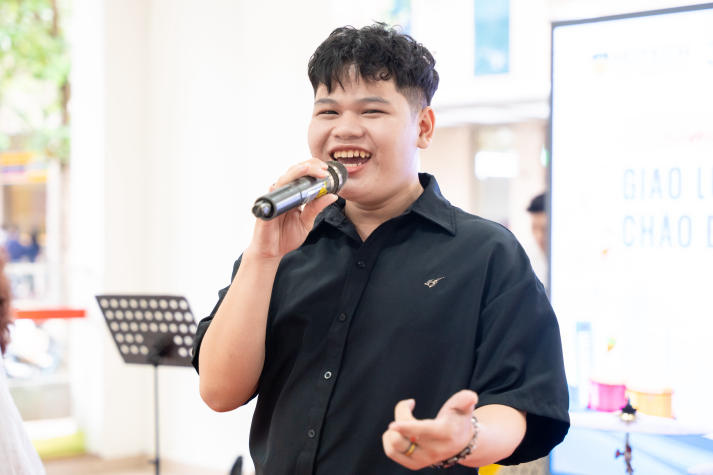 Văn nghệ sân trường chào đón năm học mới 2025-2026 tại HUTECH 66