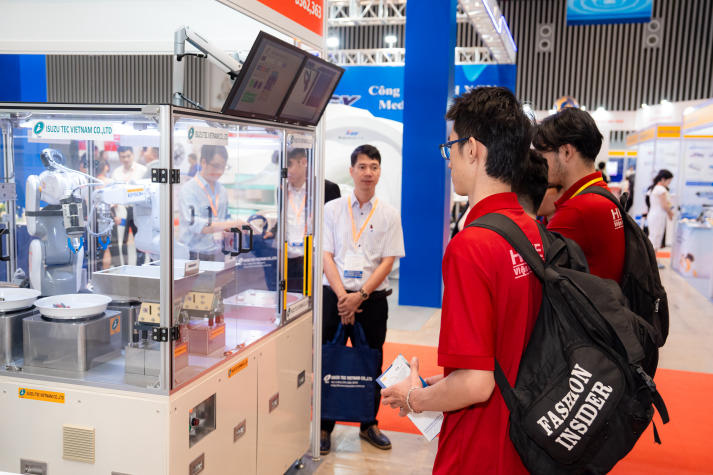 Sinh viên Viện Kỹ thuật tham quan trải nghiệm công nghệ công nghiệp hiện đại tại VINAMAC EXPO 2025 21