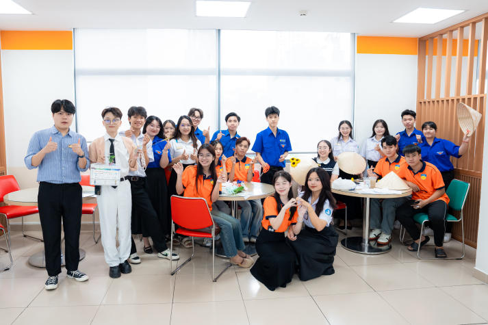 Lan tỏa tinh thần “Sắc Việt” trong Ngày hội trang trí nón lá của sinh viên Khoa Tài chính - Thương mại 33