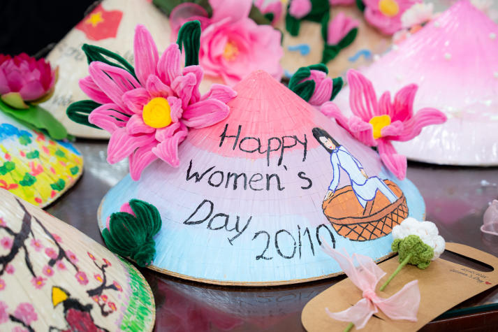 Lan tỏa tinh thần “Sắc Việt” trong Ngày hội trang trí nón lá của sinh viên Khoa Tài chính - Thương mại 81