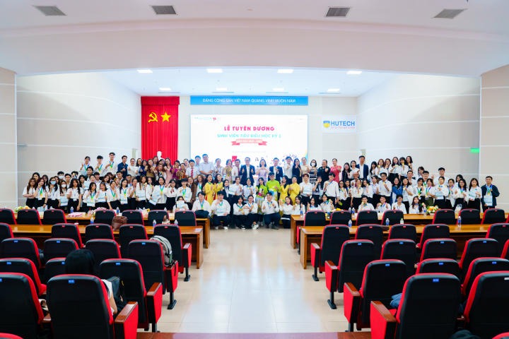 Khoa Quản trị kinh doanh tuyên dương hơn 600 sinh viên tiêu biểu HKI năm học 2022 - 2023 109