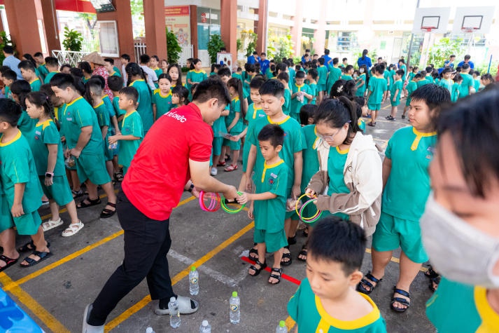 Nhiều lồng đèn, quà trung thu ý nghĩa dành tặng các em nhỏ tại Bình Dương của sinh viên VJIT 69