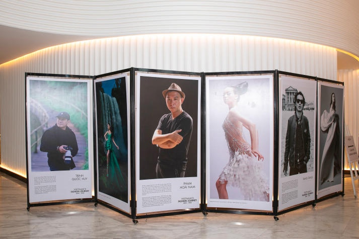 Dự triển lãm Vietnam’s Fashion Journey 2000-2023, sinh viên Thiết kế thời trang chiêm ngưỡng loạt “tạo tác” của các NTK đình đám 19