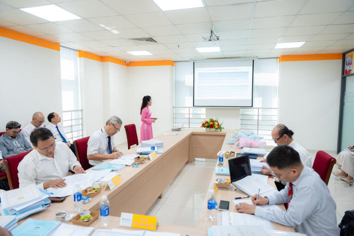 Bức tranh nghiên cứu thực tiễn về quản trị, dịch vụ và thị trường qua buổi bảo vệ luận văn/đề án Thạc sĩ Quản trị kinh doanh 61