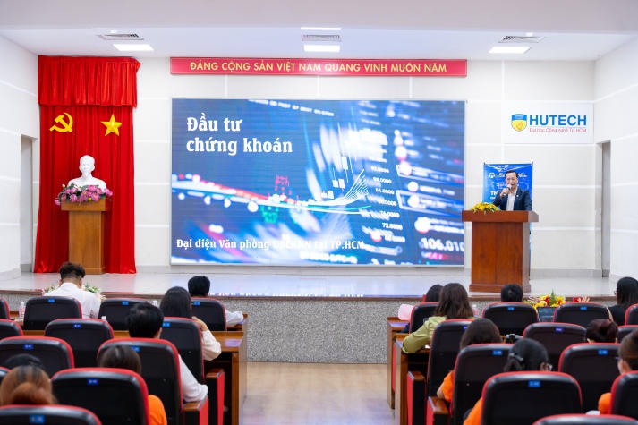 “Sếp lớn” đến tận trường truyền bí kíp nghề nghiệp: đặc quyền của sinh viên HUTECH 36