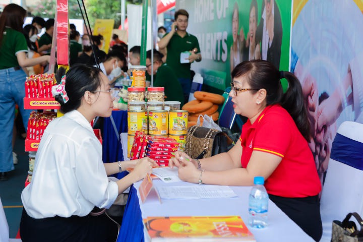 66 doanh nghiệp “đổ bộ” HUTECH Career Day 2023 mang đến hơn 4.800 đầu việc cho sinh viên 274