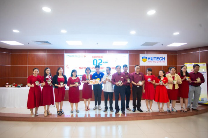 Sinh viên Khoa Thú y - Chăn nuôi tranh tài trang trí chậu cây chào mừng Ngày Nhà giáo Việt Nam 106