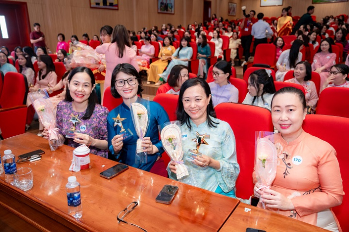 Rạng rỡ khí chất phái đẹp HUTECH: Từ tri thức tỏa sáng đến tấm lòng nhân ái 75