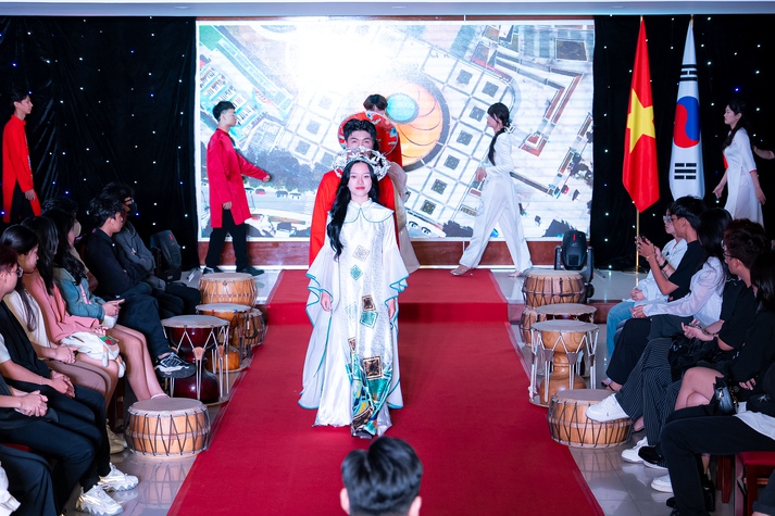 Sinh viên VKIT “xắn tay áo” tổ chức Fashion Show “Hồn Việt - Sắc Hàn” 79