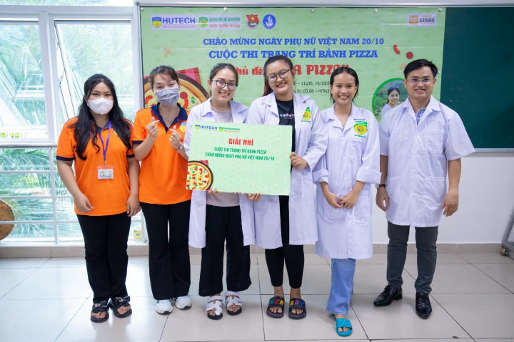 Sinh viên ngành Viện Khoa học Ứng dụng HUTECH trổ tài làm pizza mừng ngày Phụ nữ Việt Nam 72