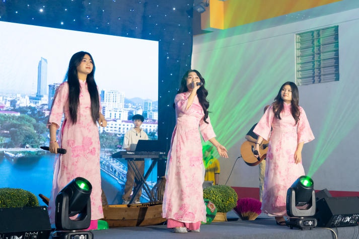 [Video] Khám phá muôn màu sắc Việt tại đêm nhạc “Xuân sẻ chia 2024” của Viện Công nghệ Việt - Nhật 69