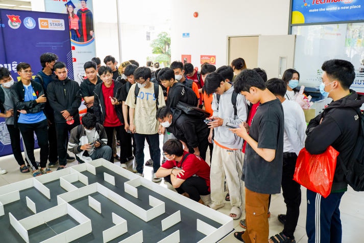 Cuộc thi học thuật “Robotics competition” thu hút đông đảo sinh viên Viện Kỹ thuật tranh tài 167