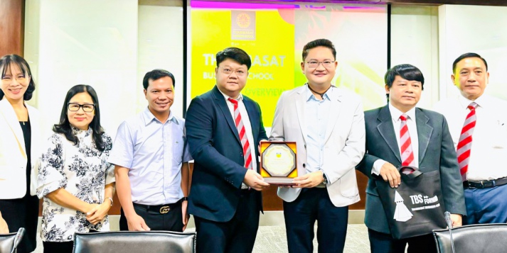 Lecturers of the Faculty of Marketing and International Business visited Thammasat University 34