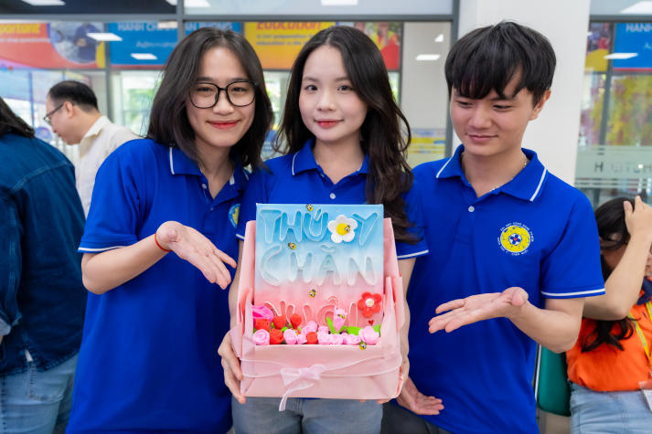 Biến đất sét thành đóa hoa biết nói, sinh viên Khoa Thú y - Chăn nuôi trao yêu thương đến phái nữ 69