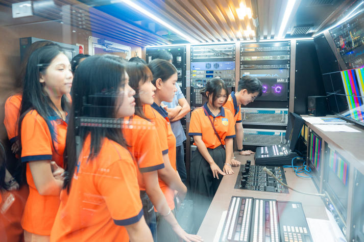 Sinh viên Quan hệ công chúng “bước vào hậu trường” sản xuất chương trình truyền hình trực tiếp tại HTV 51