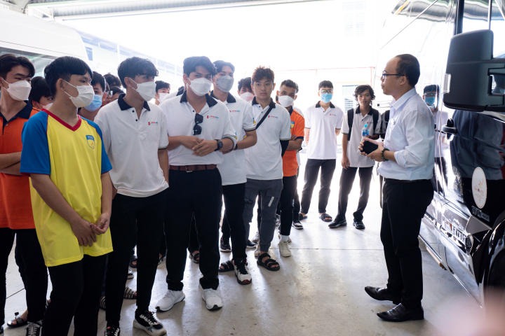 Sinh viên ngành Công nghệ kỹ thuật ô tô VKIT tham quan thực tế tại Truck & Bus Hyundai Trường Chinh 21
