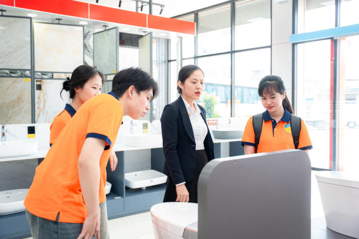 Sinh viên Khoa Marketing - Kinh doanh quốc tế học tập thực tế tại Hoa Sen Home 38