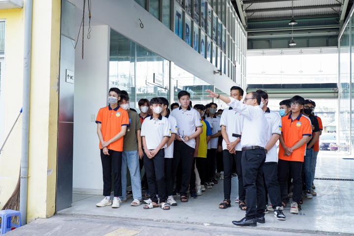 Sinh viên ngành Công nghệ kỹ thuật ô tô VKIT tham quan thực tế tại Truck & Bus Hyundai Trường Chinh 14