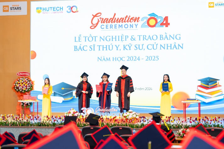 Tân Bác sĩ thú y, Kỹ sư, Cử nhân HUTECH tri ân “Người thắp sáng ước mơ” tại Lễ Trao bằng tốt nghiệp 89