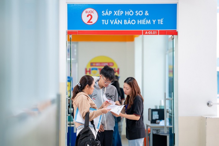 [Video] Đông đảo thí sinh, phụ huynh đến HUTECH nhập học từ tờ mờ sáng ngày đầu tiên 60