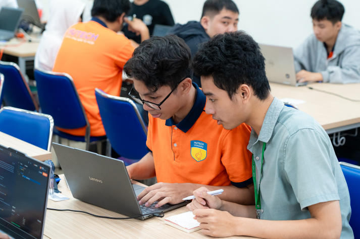 Code theo dòng thời sự, sinh viên Công nghệ thông tin tăng tốc săn vé OLP và ICPC Đà Nẵng tại HUTECH Code War 51
