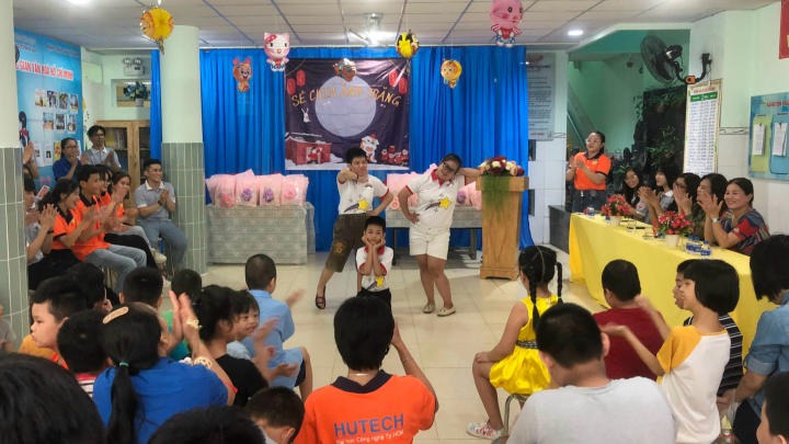 CLB Tình nguyện cộng đồng (CVC) HUTECH lan tỏa yêu thương đến các em nhỏ Trường Giáo dục chuyên biệt Tương Lai dịp Trung thu 37