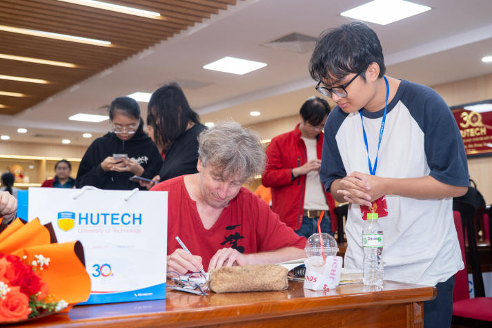 Sinh viên Khoa Kiến trúc - Mỹ thuật HUTECH giao lưu cùng họa sĩ truyện tranh Pháp Maxime Peroz tại Talkshow “Thiết kế Comic” 57