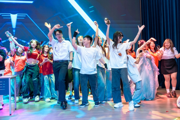 Sôi động, đa sắc màu: Tân sinh viên Khoa Trung Quốc học “cháy” hết mình tại Đêm nhạc hội chào năm học mới 49