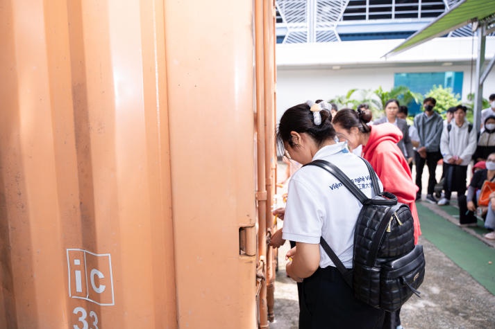 Sinh viên Viện Công nghệ Việt - Nhật tìm hiểu hoạt động khai thác cảng tại Tân Cảng - Cát Lái 59