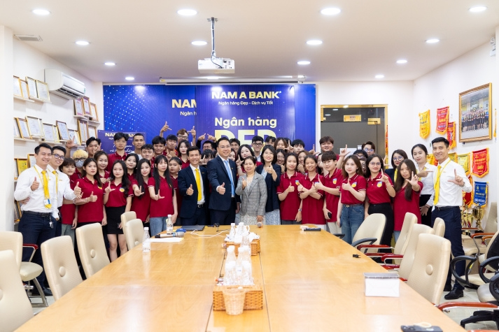 Trải nghiệm thực tế tại Nam A Bank, sinh viên Khoa Luật mở rộng góc nhìn về ngân hàng số 34