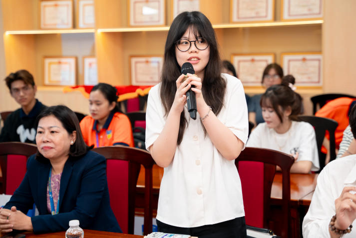 Sinh viên Khoa Luật lắng nghe câu chuyện làm nghề từ những luật sư hàng đầu 106