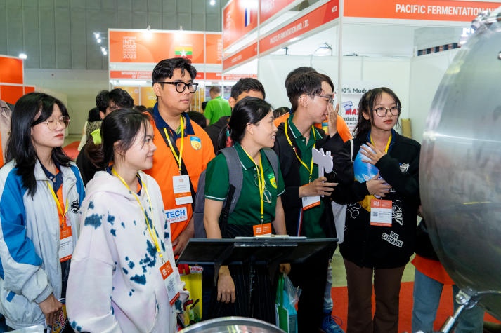 Sinh viên ngành Công nghệ thực phẩm HUTECH khám phá ngành Công nghiệp thực phẩm tại triển lãm “Vietnam Foodexpo 2023” 86