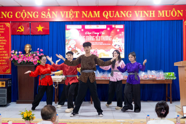 Thắp đèn Trung thu, trao yêu thương đến thiếu nhi Thạnh Mỹ Tây cùng sinh viên Khoa Nhật Bản học 42