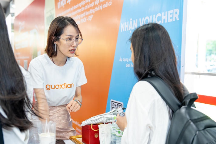 [Video] Sinh viên hào hứng “săn” hơn 1.500 đầu việc hấp dẫn tại “HUTECH International Job Fair 2024” 95