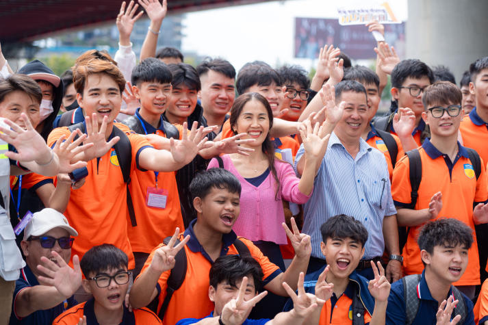 HÀNH TRÌNH KHÁM PHÁ THÀNH PHỐ THÚ VỊ CỦA TÂN SINH VIÊN 2025 100