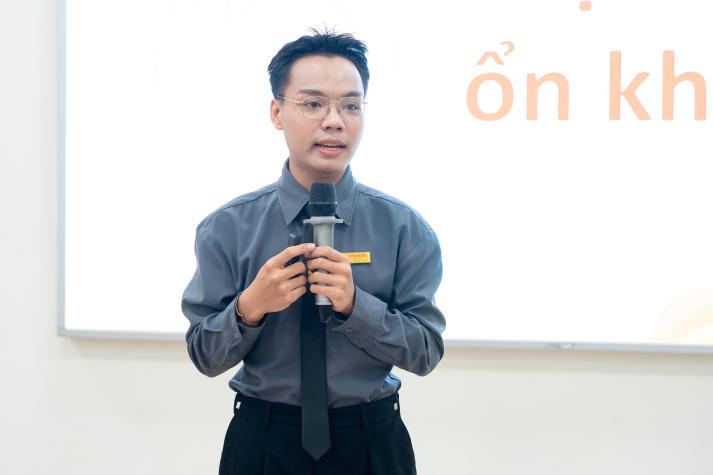 Ban cán sự lớp HUTECH học kỹ năng kết nối tập thể bằng lắng nghe và thấu cảm 60