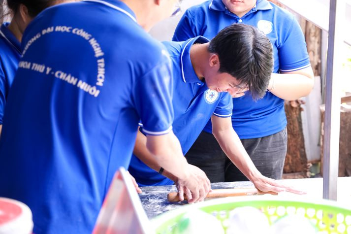 Sinh viên Khoa Thú y và hành trình thắp sáng “Vầng trăng tuổi thơ” 2025 41