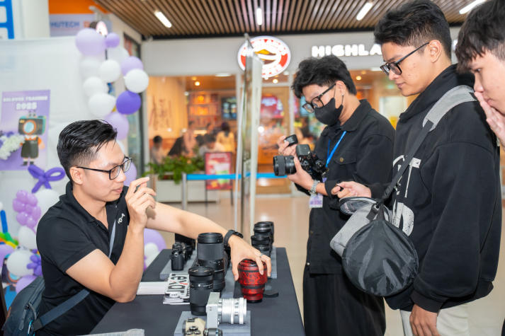Sinh viên Khoa Quản trị kinh doanh giành giải Quán quân HUTECH Photo Contest “Beloved Teacher 2025” 76