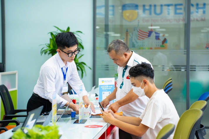 Tân sinh viên vượt ngàn cây số đến HUTECH nhập học 67