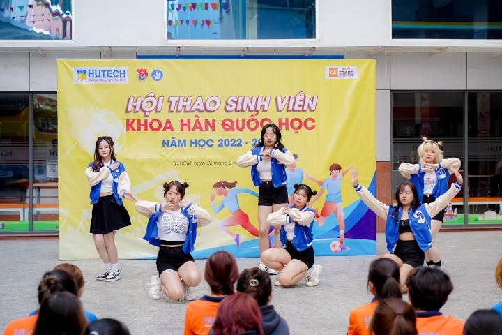Sinh viên Khoa Hàn Quốc học sôi nổi tham dự Lễ khai mạc Hội thao Sinh viên năm học 2022-2023 141